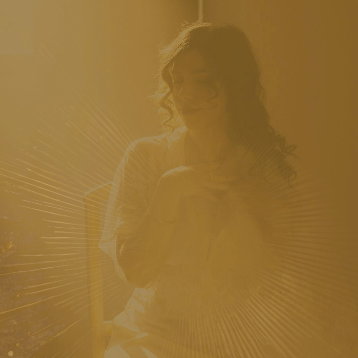 Jeune femme à son bureau travaillant sur son ordinateur de manière détendue