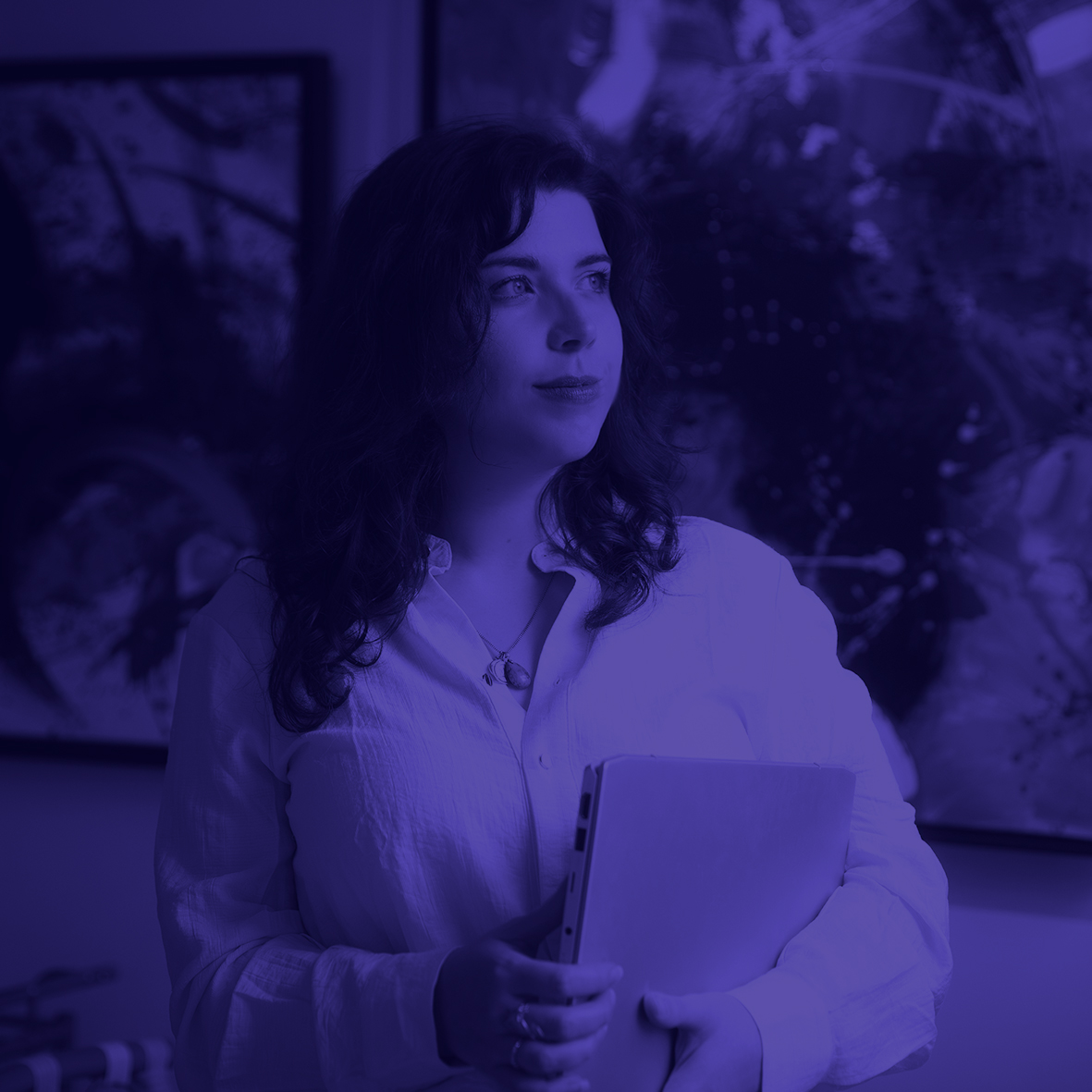 Trois cartes d'oracle et plusieurs pierres fines